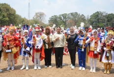 Plt Bupati I Komang Koheri Lepas Peserta Street Parade Drum Band di Bandar Jaya