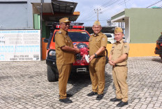 Usai Apel, Plt. Bupati I Komang Koheri Serah Terima Hibah Peralatan Penanggulangan Bencana