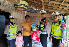 Jumat Berkah, Satlantas Polres Mesuji Bagikan Sembako Bagi Warga Kurang Mampu