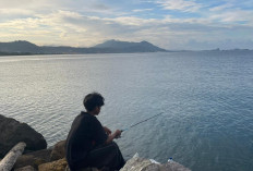 Semilir Angin Pagi Pesisir Gunung Kunyit, Sandi Nikmati dengan Memancing