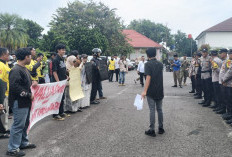 Aliansi Masyarakat Lampung Utara Menggugat Gelar Aksi Di Pemkab Lampura 