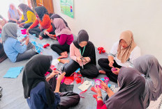 PPK Ormawa Himadikmi FKIP UM Metro Gelar Pelatihan Kerajinan Limbah Plastik di Desa Rejo Agung
