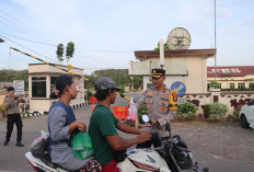Ramadhan Penuh Berkah, Polres Mesuji Bagikan 150 Takjil untuk Pengendara