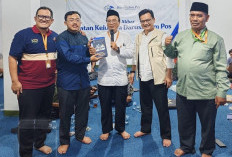 Alumni Pondok Gontor, M Ihsan Dacholfany, Serahkan Buku Terbarunya saat Reuni Akbar  Darussalam Pos