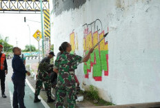 KAI Daop 6 Bersama Koramil 04/Danurejan Bersihkan Coretan Vandalisme di Ikon Wisata Jembatan Kewek