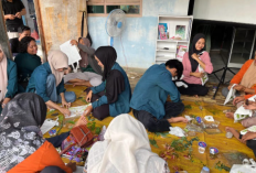 Tim PPK Ormawa HIMADIKMI Dorong Kemandirian Ekonomi Perempuan Melalui Praktik Pembuatan Tas Ecoprint