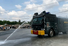 Antisipasi Abu Vulkanik Anak Krakatau, Polres Mesuji Lakukan Penyiraman Jalan Utama