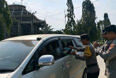 Erupsi GAK, Polres Mesuji Gerak Cepat Bagikan Masker kepada Warga