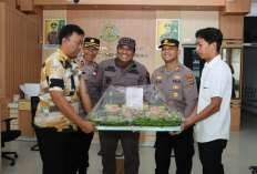 Bawa Tumpeng ke Kejari, Kapolres Pringsewu Perkuat Sinergi Penegakan Hukum