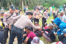 Personel Polres Mesuji Bagikan Ari Mineral Untuk Massa Aksi di Kawasan PT Silva Inhutani 
