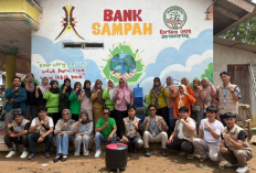 Tim Mahasiswa Berdampak Korkom IMM UM Metro Dampingi Bank Sampah PKK Rejoagung Gunakan Mesin Pencacah 