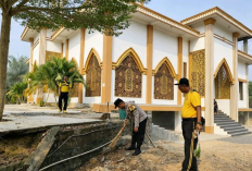 Polres Mesuji dan Warga Kompak Bersihkan Masjid Baitul A'mal