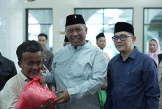 Bagi Takjil, Plt. Bupati Bersama Plt. Ketua TP-PKK Gelar Safari Ramadhan di Simbarwaringin 