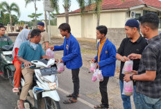 Sat Intelkam Polres Mesuji Gandeng BEM STIES Darul Huda Bagikan Takjil untuk Pengguna Jalan