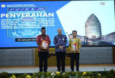 Plt. Bupati Lamteng I Komang Koheri Bersama Ketua DPRD Febriyantoni Terima LHP Dari BPK RI