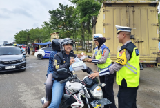 Bagikan Nasi Kotak, Satlantas Polres Mesuji Juga Sosialisasi Tertib Berlalulintas 