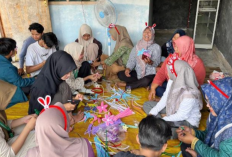 PPK Ormawa Himadikmi FKIP UM Metro Dampingi Pojok Keluarga Cerdas Rejo Agung Bikin Kerajinan Kawat Bulu