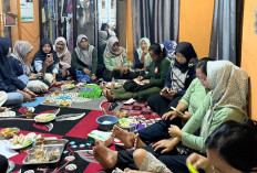 PPK Ormawa HIMADIKMI UM Metro Dampingi KWT Mitra Bunda Kelola WhatsApp Business untuk Promosi Produk UMKM