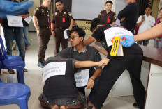 Polisi Rekonstruksi 22 Adegan Kronologi Penusukan Dua Pengunjung Biliar di Pringsewu