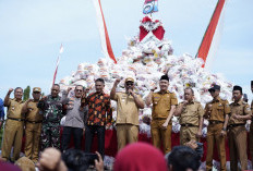 Plt. Bupati I Komang Koheri Hadiri Doa Bersama dan Pembagian Sembako HUT ke-51 Kampung Tanjung Anom