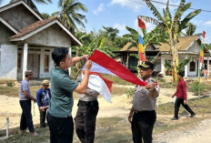 Polres Mesuji Tebar Semangat Nasionalisme, Bagikan Bendera Merah Putih Jelang HUT RI Ke-81