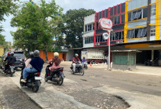 Jalan Provinsi di Metro Barat Rusak Parah, Warga Keluhkan Akses dan Keselamatan