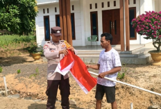 Sambut HUT RI ke-81, Bhabinkamtibmas Mesuji Sosialisasi dan Bagikan Bendera ke Warga