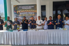 Kejari Pringsewu Musnahkan Barang Bukti dari 72 Perkara, Ini Daftarnya