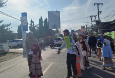 Siswa Kelas 2 SD Muhammadiyah Pringsewu Berbagi Takjil, Tanamkan Kepedulian Sejak Dini