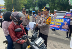 Gelar Operasi Zebra Krakatau 2025, Polres Metro Bagikan Bapok dan Helm ke Pengendara