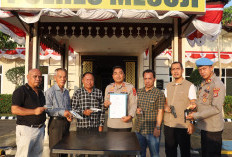 Dukung Keamanan Wilayah, Tokoh Masyarakat Mesuji Serahkan 6 Pucuk Senpira ke Kapolres