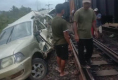Kereta Api Tabrak Mobil Di Kotabumi, Ayah Dan Anak Selamat