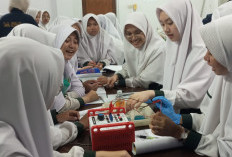 FKIP UM Metro Ajak Siswi MA Al Muhsin Belajar Sains di Laboratorium IPA Terpadu UM Metro