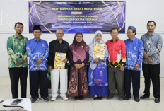 Momen Haru Dr. Sudarman Terima SK Pensiun Setelah Hampir 4 Dekade Mengabdi di UM Metro