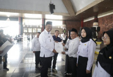 Plt. Bupati I Komang Koheri Serahkan 3.052 SK PPPK Paruh Waktu Formasi Nakes dan Tenaga Guru