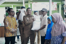 Bupati Pringsewu Salurkan Bantuan Pangan Beras untuk Warga Pekon Bumiarum