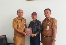 Perkuat Literasi, Perpustakaan Tubaba Terima Hibah Buku Pseudo Domocracy Dari Alumni Unila