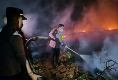 Kapolres Mesuji Turun Langsung Padamkan 13 Titik Kebakaran Lahan Berstatus High