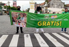 Grab Bike Jogja Bagikan Takjil kepada Pengguna Jalan saat Ramadan