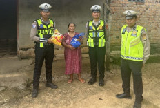 Wujud Kepedulian, Sat Lantas Polres Mesuji Bagikan Sembako ke Anak Yatim