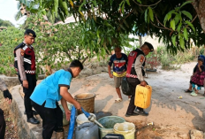 Peduli Warga Terdampak Kemarau, Polres Mesuji Bagikan Air Bersih di Labuhan Permai
