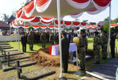 Upacara Pemakaman Militer Kopda Anumerta Farizal Rhomadhon Digelar Khidmat di TMP Giripeni