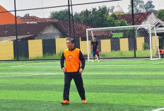 Diusia 62 Tahun, Tak Surutkan Semangat Presiden PKS Bermain Sepakbola Sebagai Hobinya